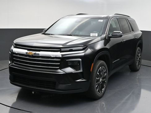 New 2026 Chevrolet Traverse LT w/ Sun and Wheel Package FWD image 3