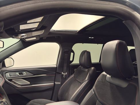 Used 2025 Ford Explorer ST image 30