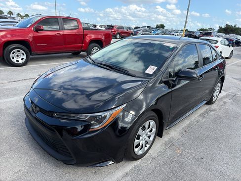 Used 2025 Toyota Corolla LE FWD image 2