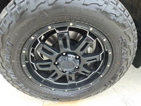 Used 2018 Toyota Tundra SR5 w/ SR5 Upgrade Package AWD/4WD image 4