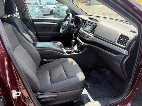 Used 2019 Toyota Highlander LE FWD image 9