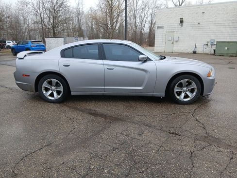 Used 2013 Dodge Charger SE w/ Sport Appearance Group image 4