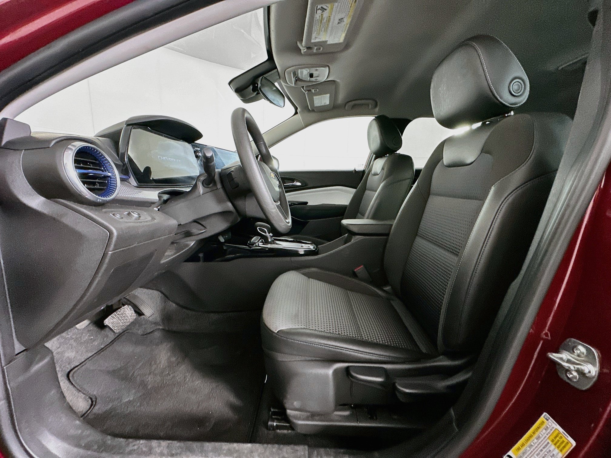Used 2025 Chevrolet Trax LT FWD image 13