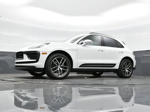 Certified 2025 Porsche Macan image 34