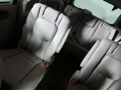 Used 2013 Chrysler Town & Country Touring-L w/ Driver Convenience Group FWD image 12