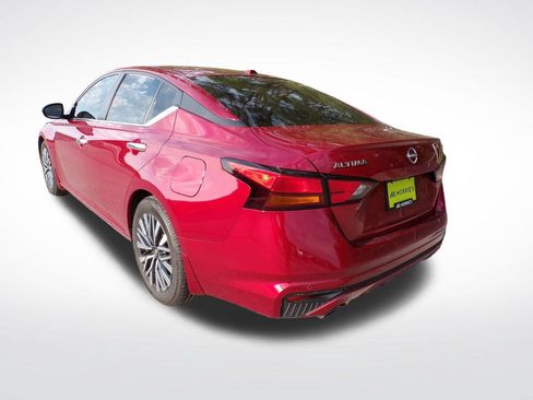 Used 2024 Nissan Altima 2.5 SV w/ SV Premium Package FWD image 4