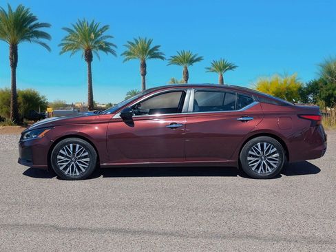 Used 2024 Nissan Altima 2.5 SV image 2