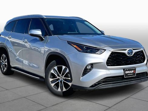 Used 2022 Toyota Highlander XLE image 2