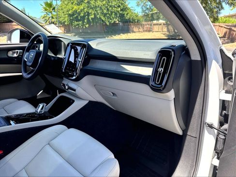 Used 2026 Volvo XC40 B4 Plus w/ Climate Package FWD image 19