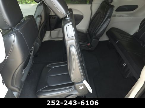 Used 2024 Chrysler Pacifica Touring-L FWD image 32