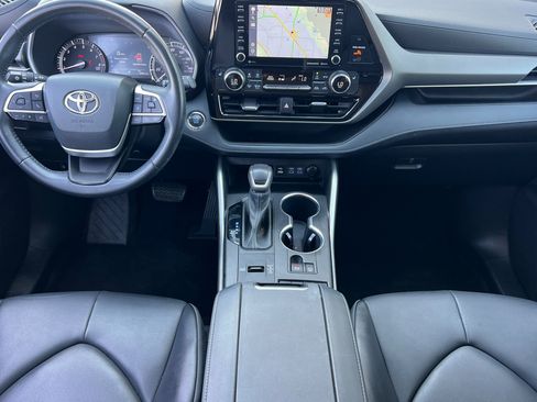 Used 2022 Toyota Highlander XLE FWD image 13