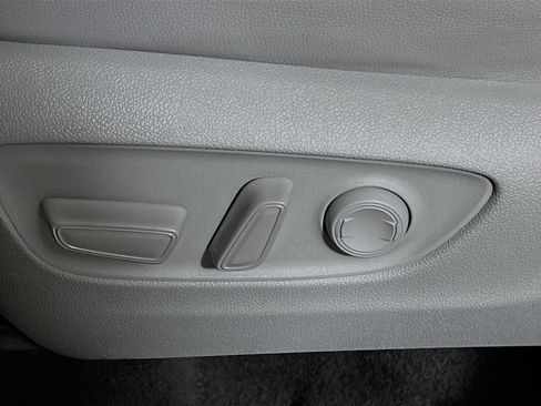 Used 2024 Toyota Highlander XLE image 16