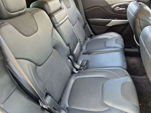 Used 2018 Jeep Cherokee Latitude Plus AWD/4WD image 19