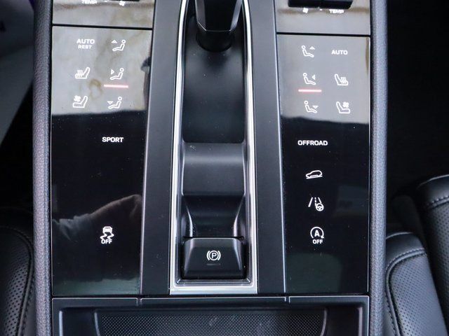Certified 2024 Porsche Macan AWD/4WD image 30