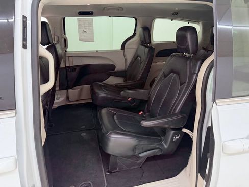 Used 2022 Chrysler Pacifica Touring-L FWD image 17