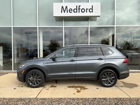 Used 2022 Volkswagen Tiguan SE image 2