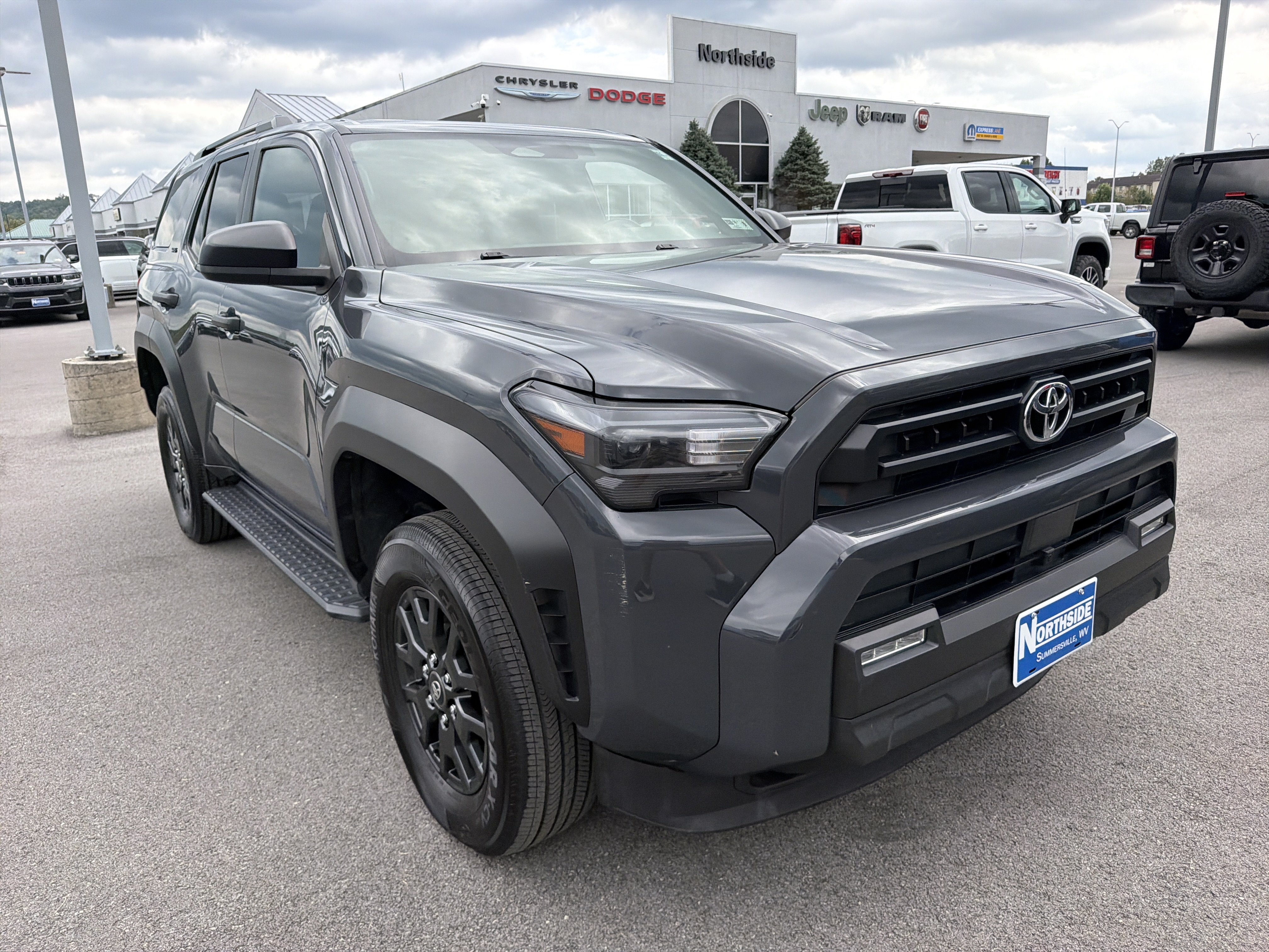 Used 2025 Toyota 4Runner SR5 AWD/4WD image 3