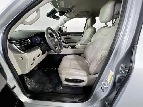 Used 2022 Jeep Wagoneer Series III w/ Flexible Seating Group image 21