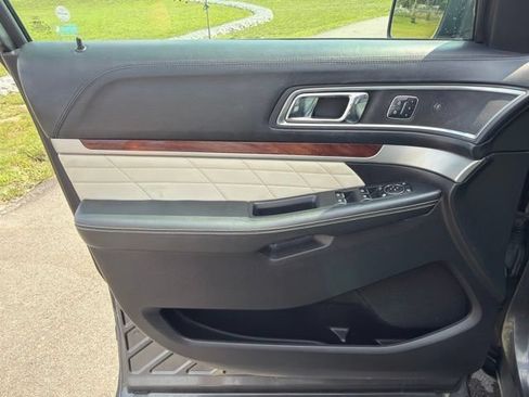 Used 2017 Ford Explorer Platinum AWD/4WD image 29