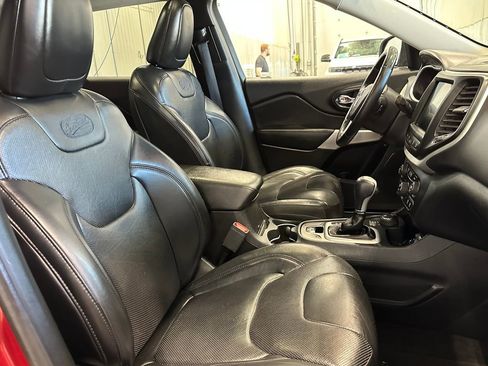 Used 2017 Jeep Cherokee Overland w/ Technology Group AWD/4WD image 34