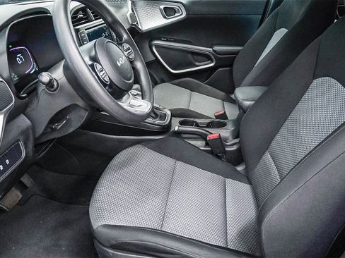 Used 2023 Kia Soul LX image 16