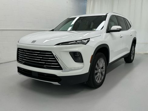 Used 2025 Buick Enclave Preferred AWD/4WD image 4