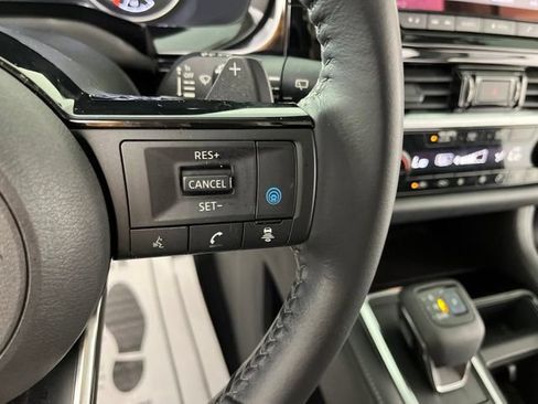 Used 2022 Nissan Pathfinder SV w/ SV Premium Package FWD image 23