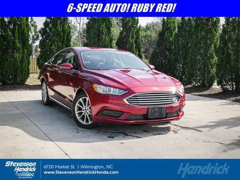 Used 2017 Ford Fusion SE image 1