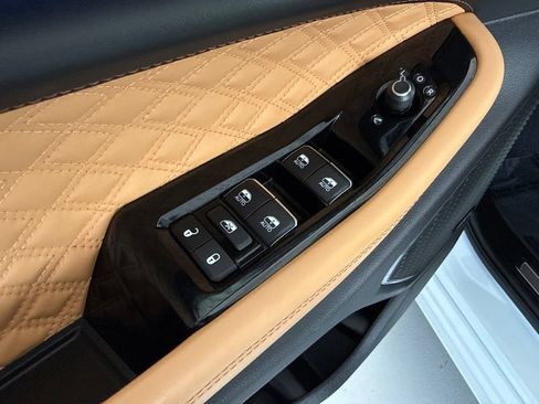 Used 2023 Jeep Grand Cherokee L Summit w/ Luxury Tech Group V AWD/4WD image 15