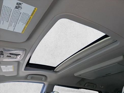 Used 2017 Toyota Sienna XLE Premium FWD image 16