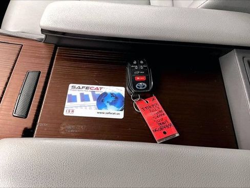 Used 2022 Toyota Sienna XLE w/ XLE Plus Package FWD image 11