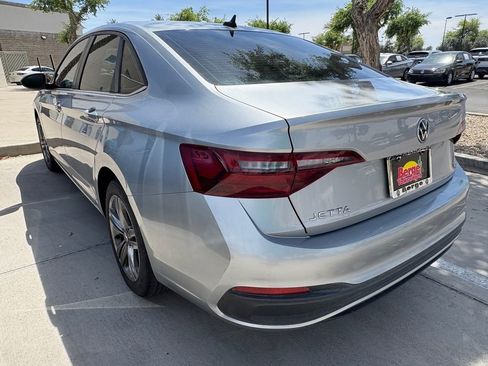 Used 2023 Volkswagen Jetta SE image 3