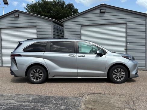 Used 2025 Toyota Sienna XLE FWD image 4
