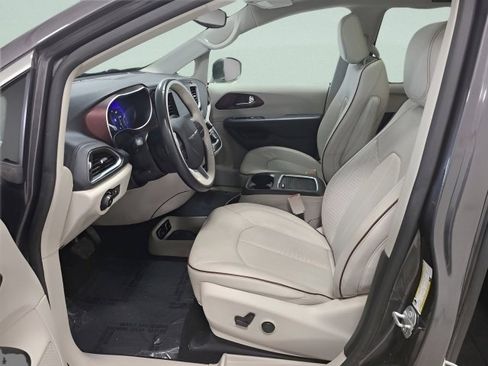 Used 2019 Chrysler Pacifica Limited FWD image 18