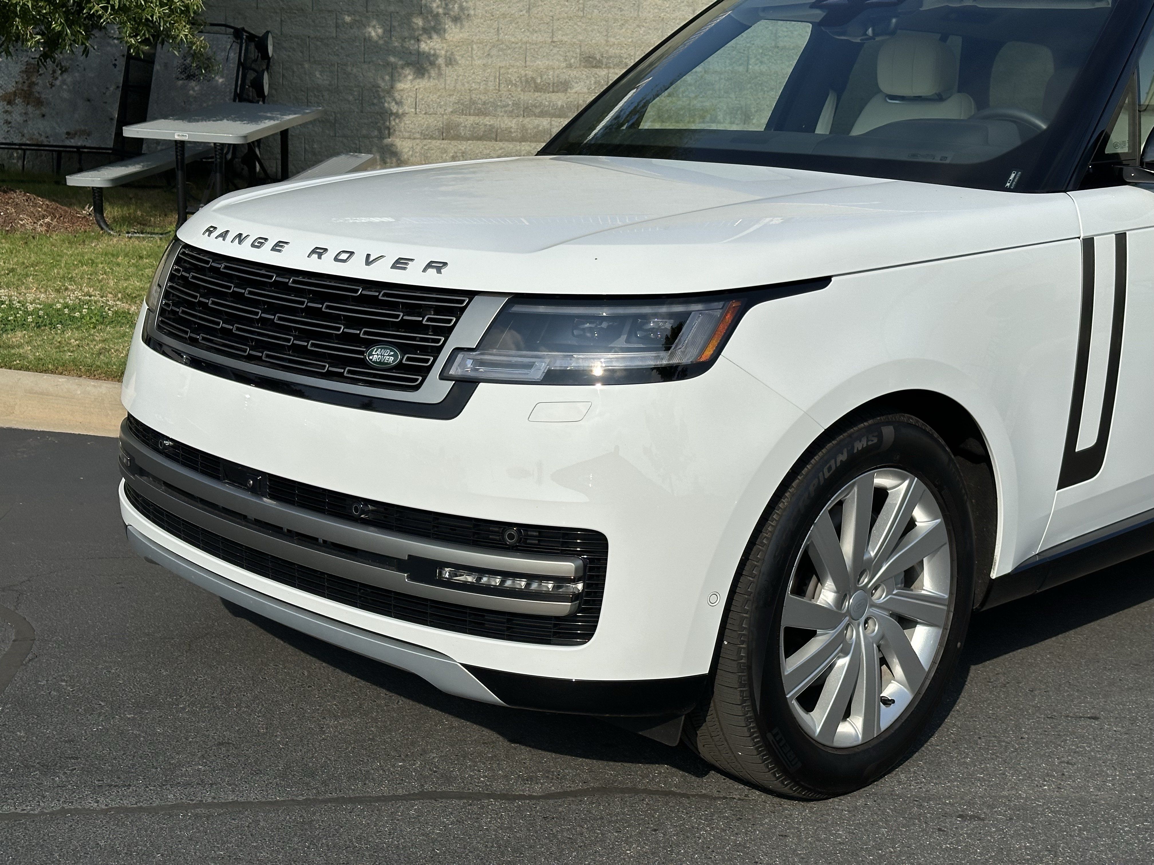Certified 2025 Land Rover Range Rover SE AWD/4WD image 11