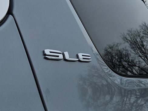 Used 2023 GMC Acadia SLE w/ Driver Convenience Package image 30