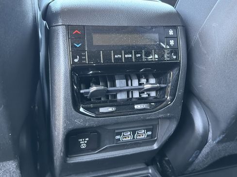 Used 2022 Jeep Grand Cherokee L Limited image 21