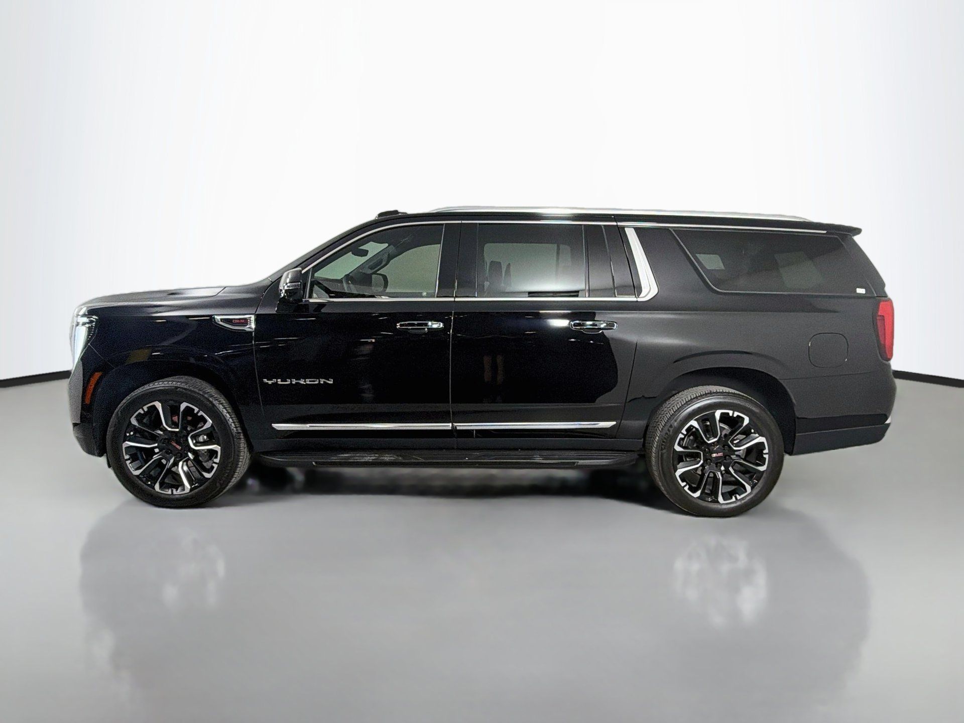 Used 2026 GMC Yukon XL Elevation w/ Elevation Premium Package AWD/4WD image 9