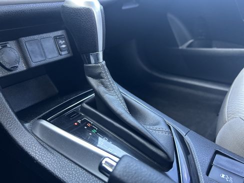 Used 2017 Toyota Corolla LE image 16