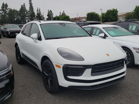 Used 2022 Porsche Macan AWD/4WD image 3