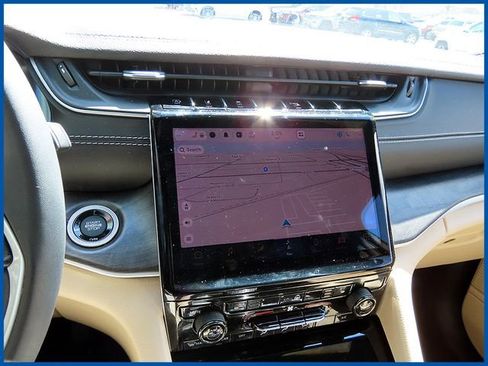 Used 2023 Jeep Grand Cherokee Limited image 15