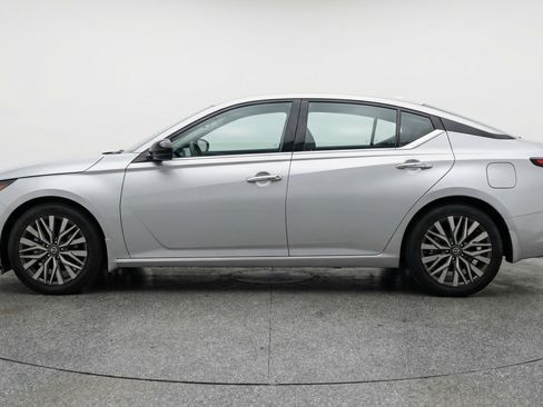 Used 2025 Nissan Altima 2.5 SV image 5