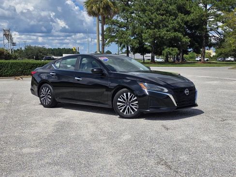 Used 2023 Nissan Altima 2.5 SV w/ SV Premium Package FWD image 1