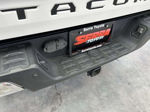 Used 2017 Toyota Tacoma SR5 w/ Tow Package RWD image 11