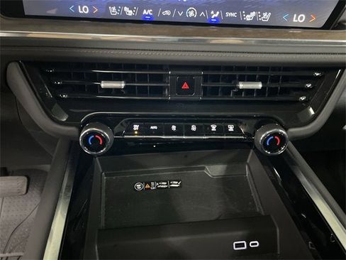 Certified 2025 Chevrolet Suburban High Country image 18