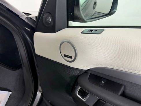 Certified 2025 Land Rover Discovery Dynamic SE AWD/4WD image 36