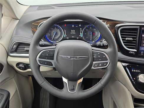 Used 2024 Chrysler Pacifica Limited FWD image 21
