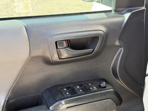 Used 2022 Toyota Tacoma SR AWD/4WD image 18