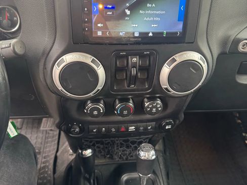 Used 2014 Jeep Wrangler Unlimited Rubicon w/ Connectivity Group image 18
