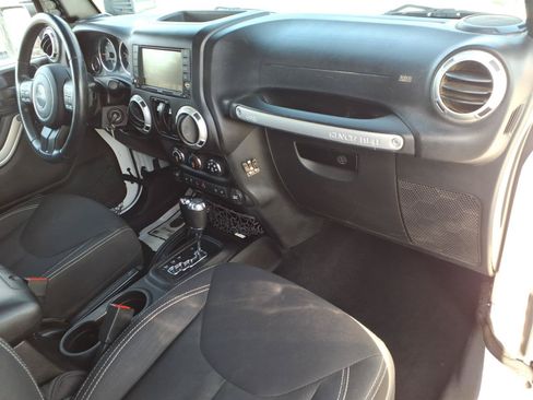 Used 2015 Jeep Wrangler Rubicon w/ Power Convenience Group AWD/4WD image 9